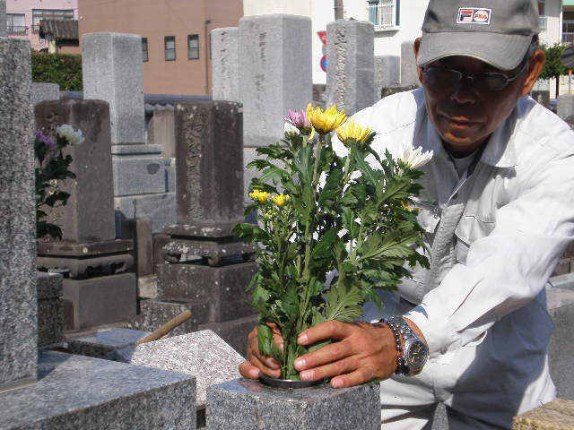 墓石に花の写真